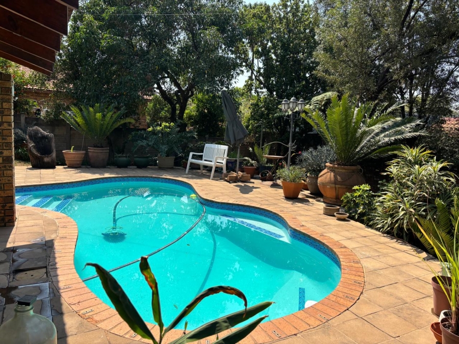 5 Bedroom Property for Sale in Safari Gardens North West